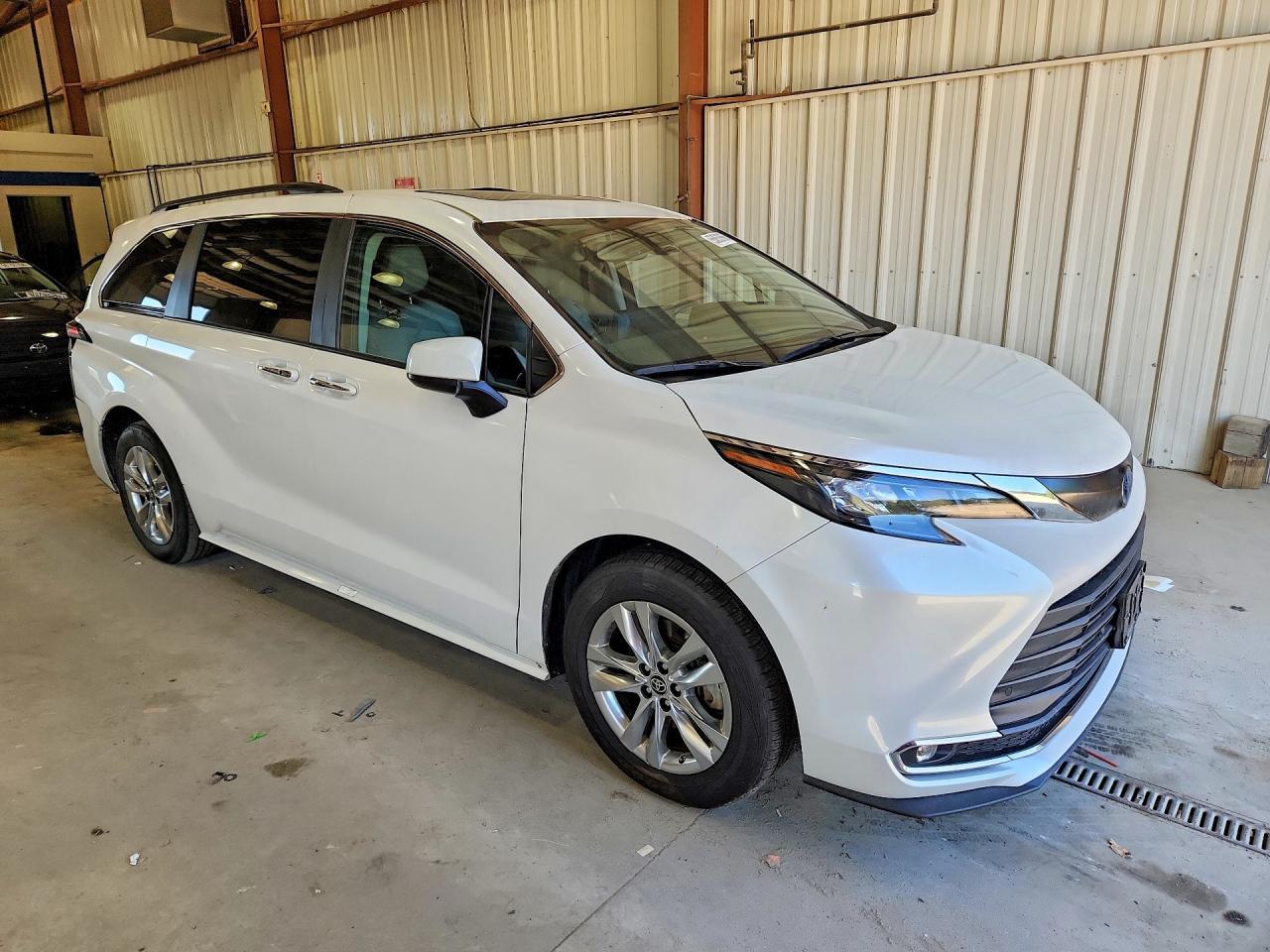 2024 TOYOTA SIENNA