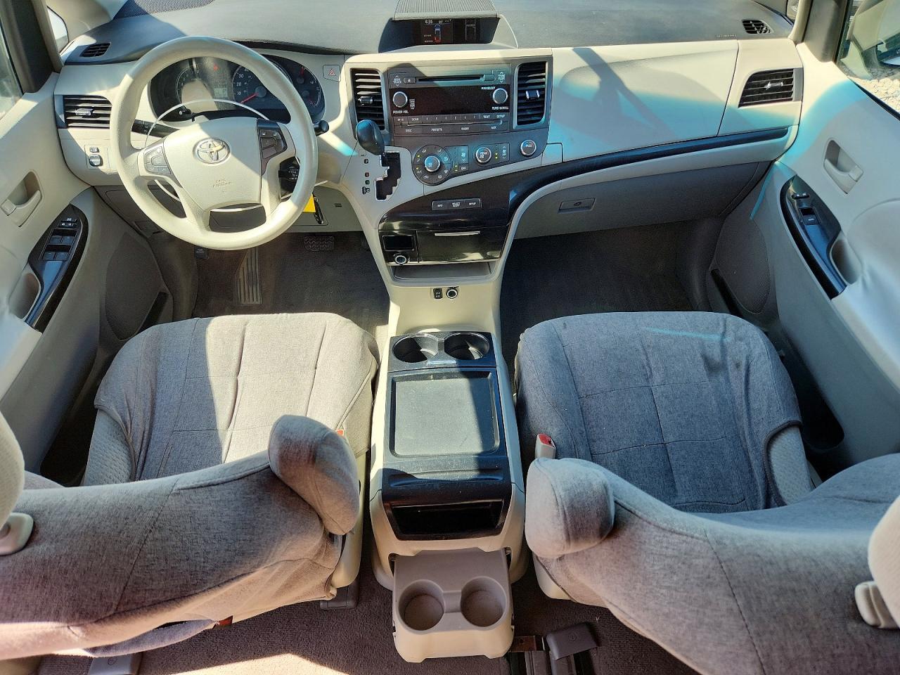 2011 TOYOTA SIENNA