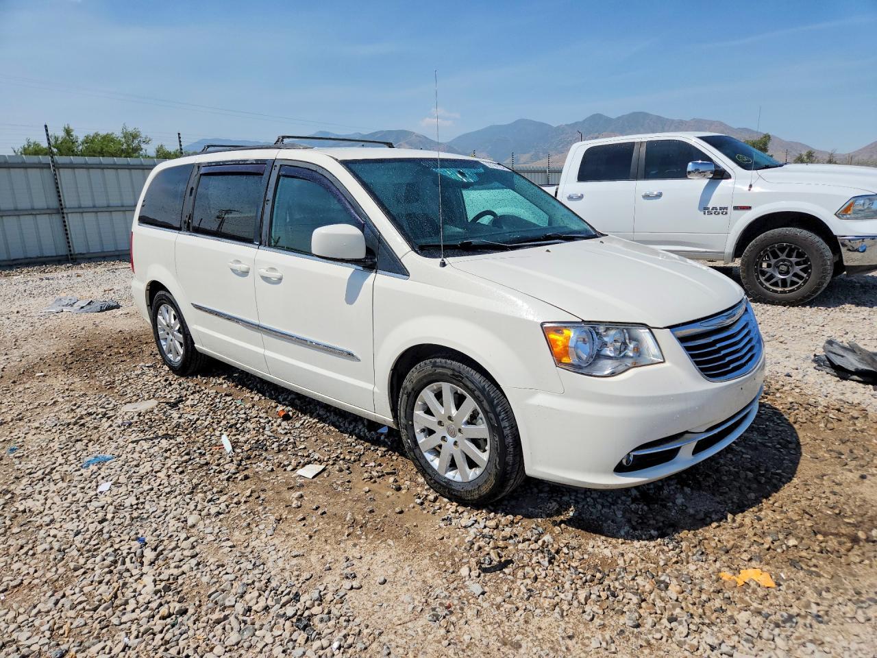 2013 CHRYSLER Town & Country