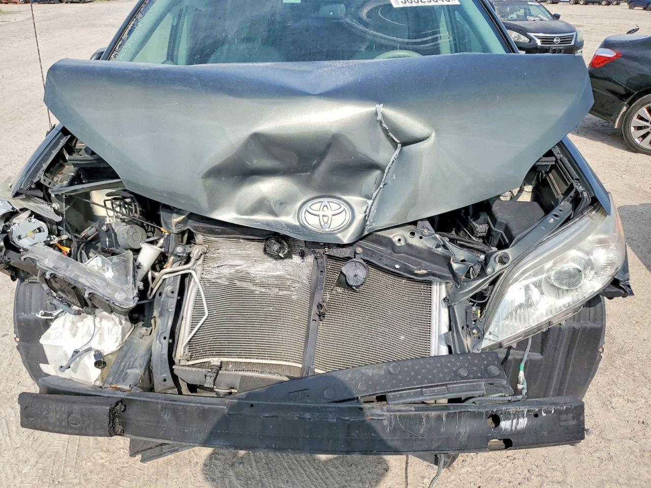 2012 TOYOTA SIENNA