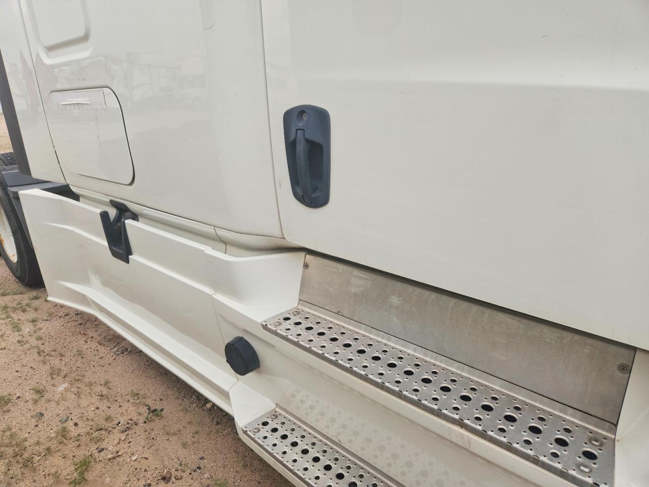 2020 FREIGHTLINER CASCADIA 126