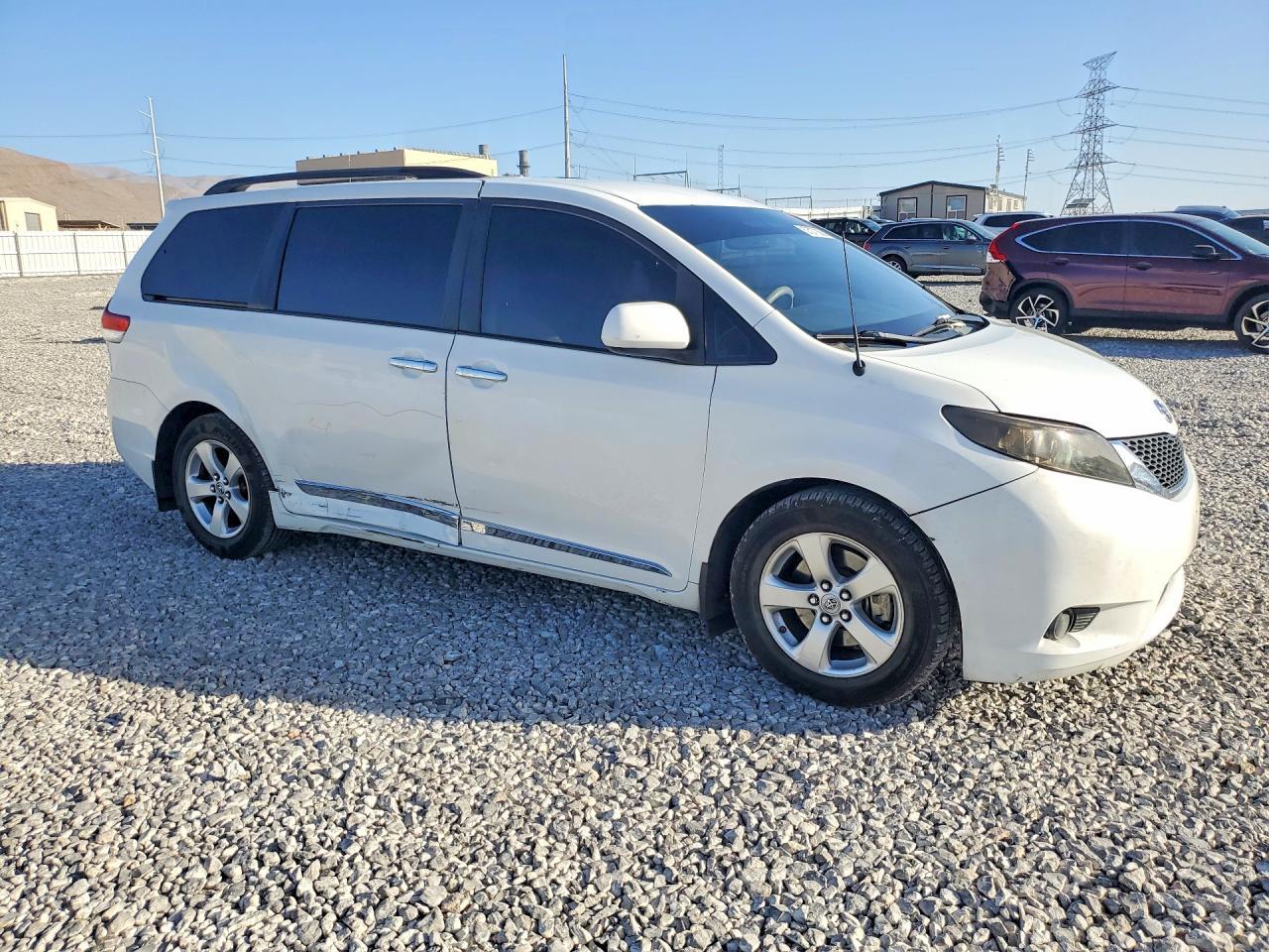 2011 TOYOTA SIENNA