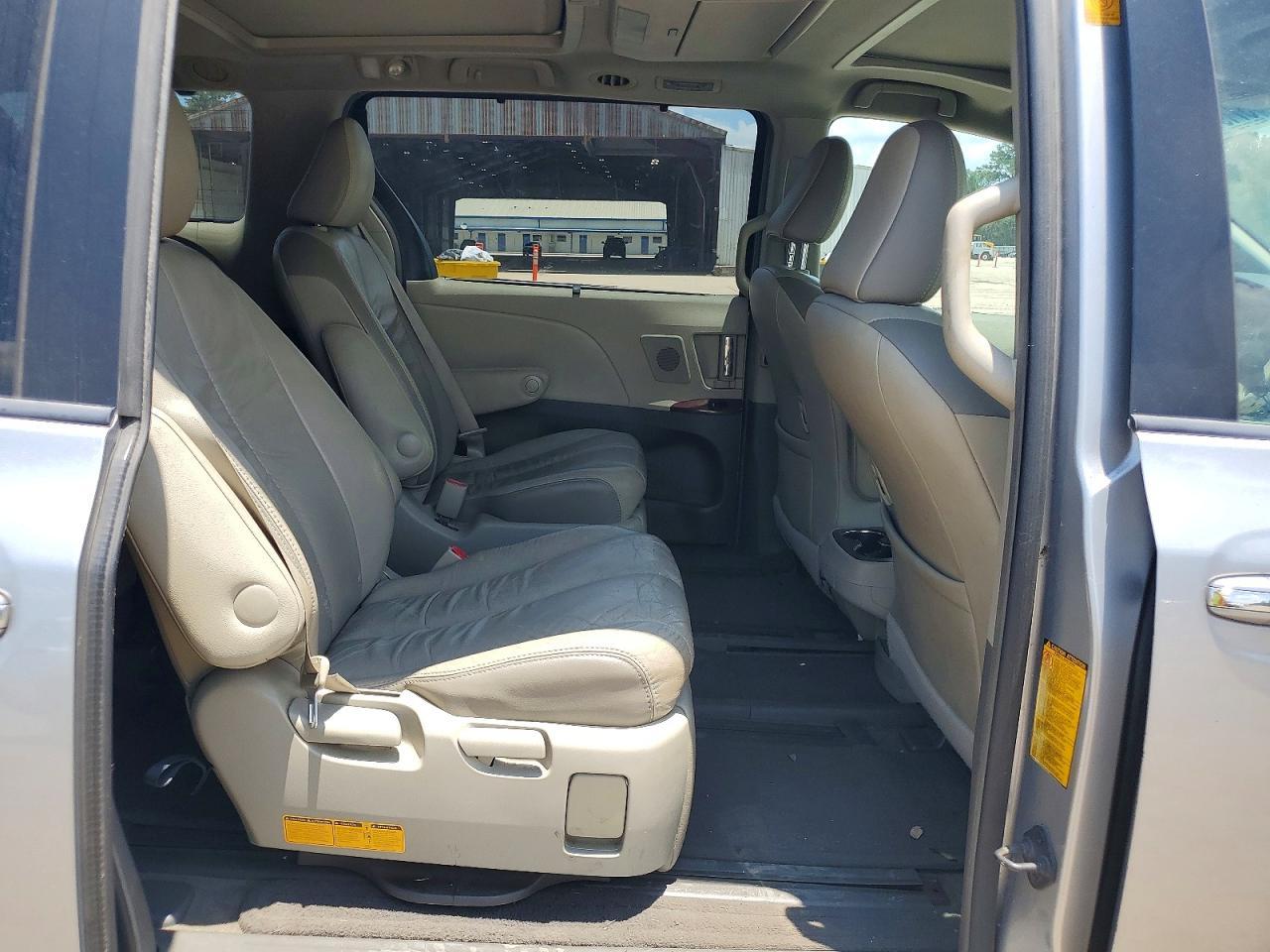 2011 TOYOTA SIENNA