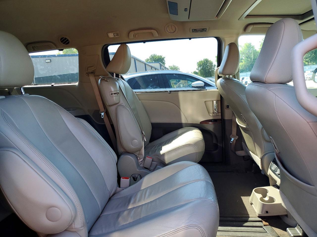 2013 TOYOTA SIENNA