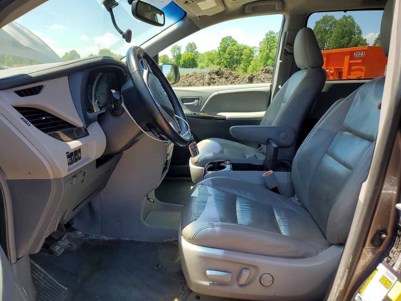2016 TOYOTA SIENNA