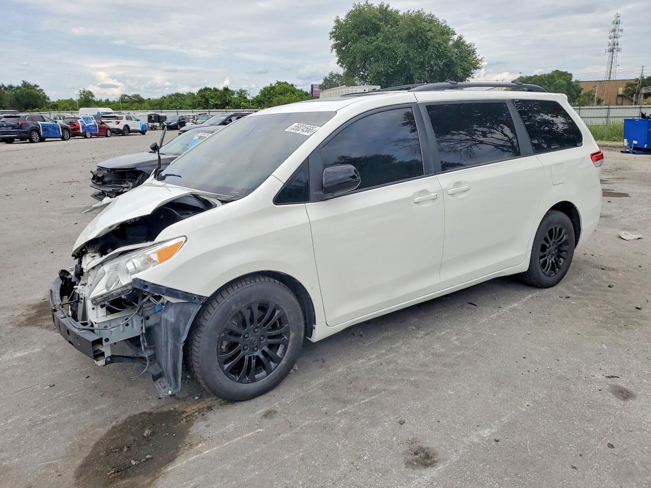 2014 TOYOTA SIENNA