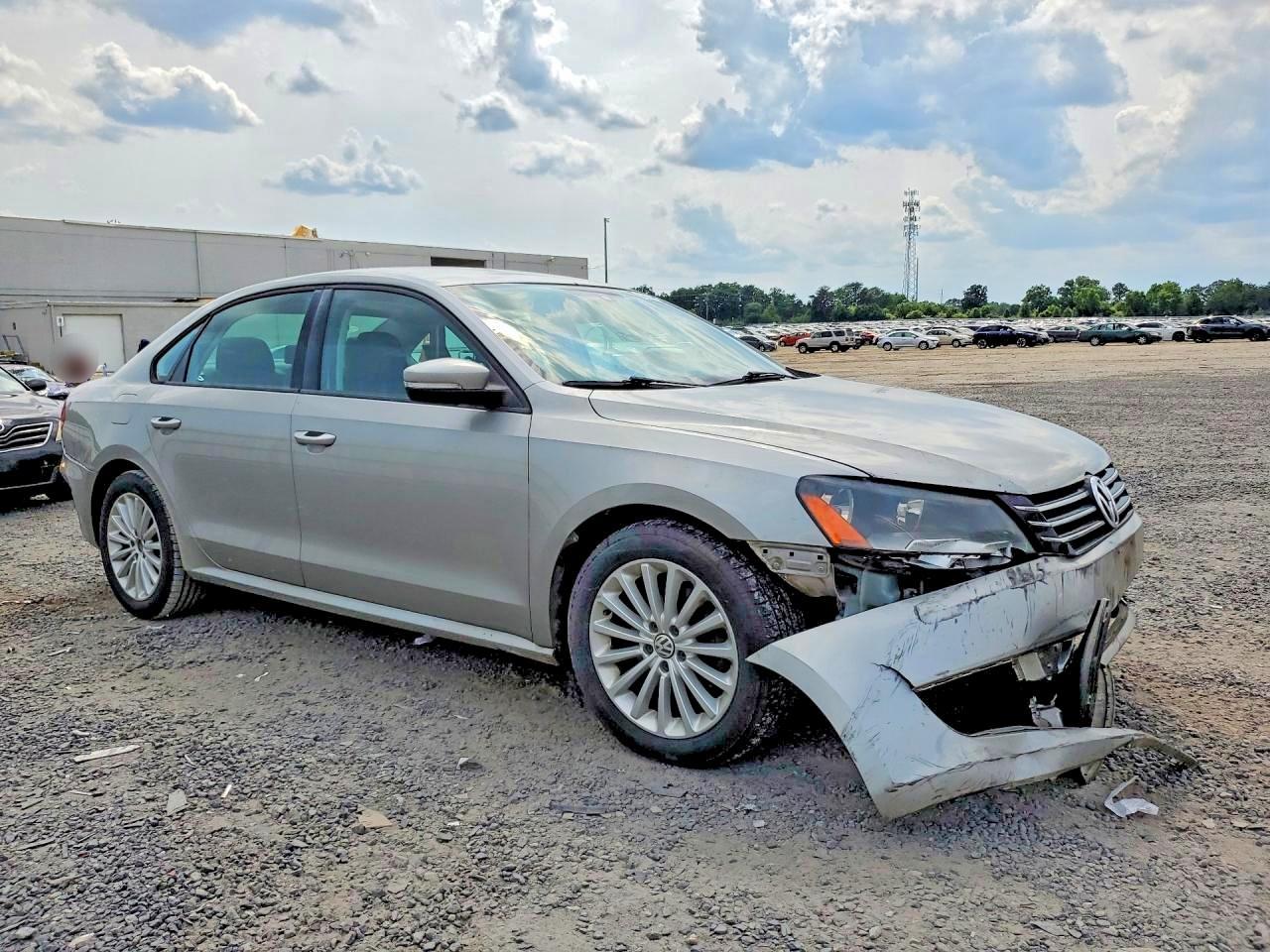 2014 VOLKSWAGEN Passat