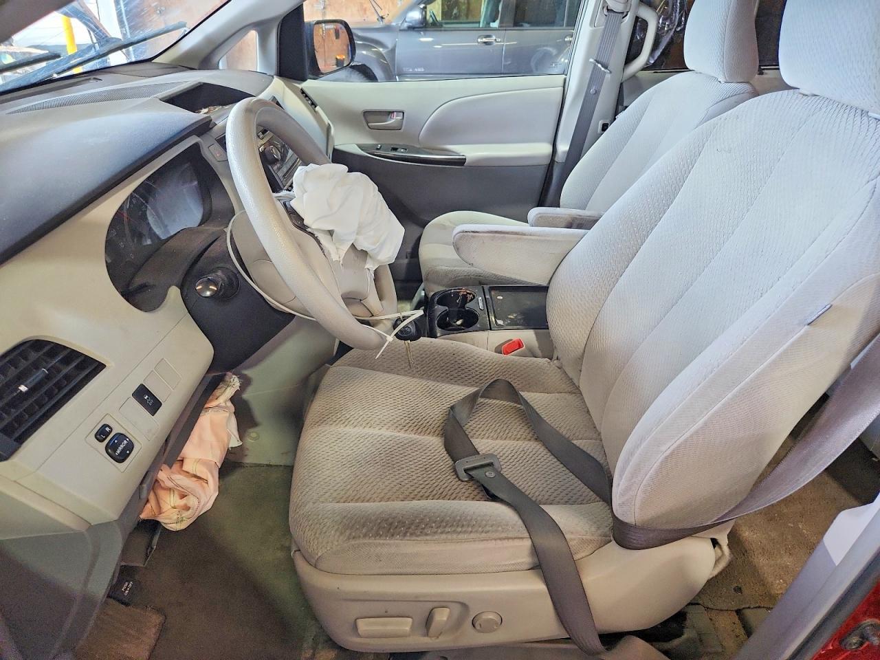 2011 TOYOTA SIENNA