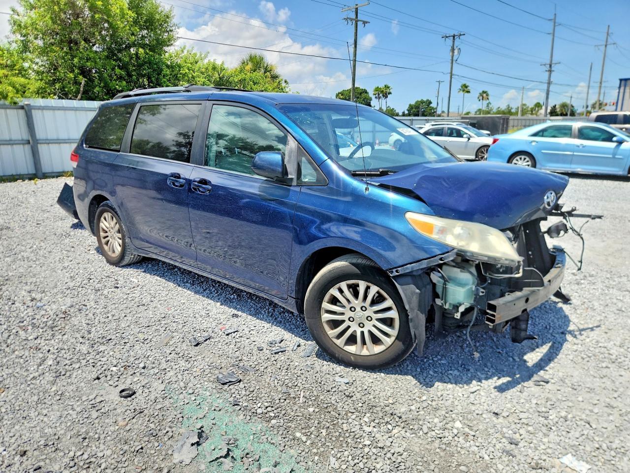 2011 TOYOTA SIENNA