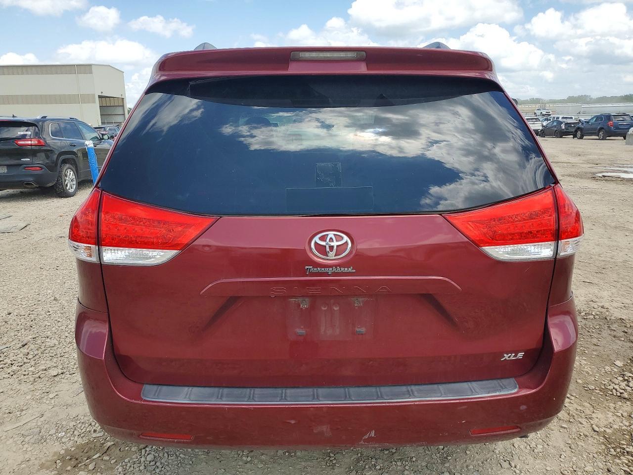 2011 TOYOTA SIENNA