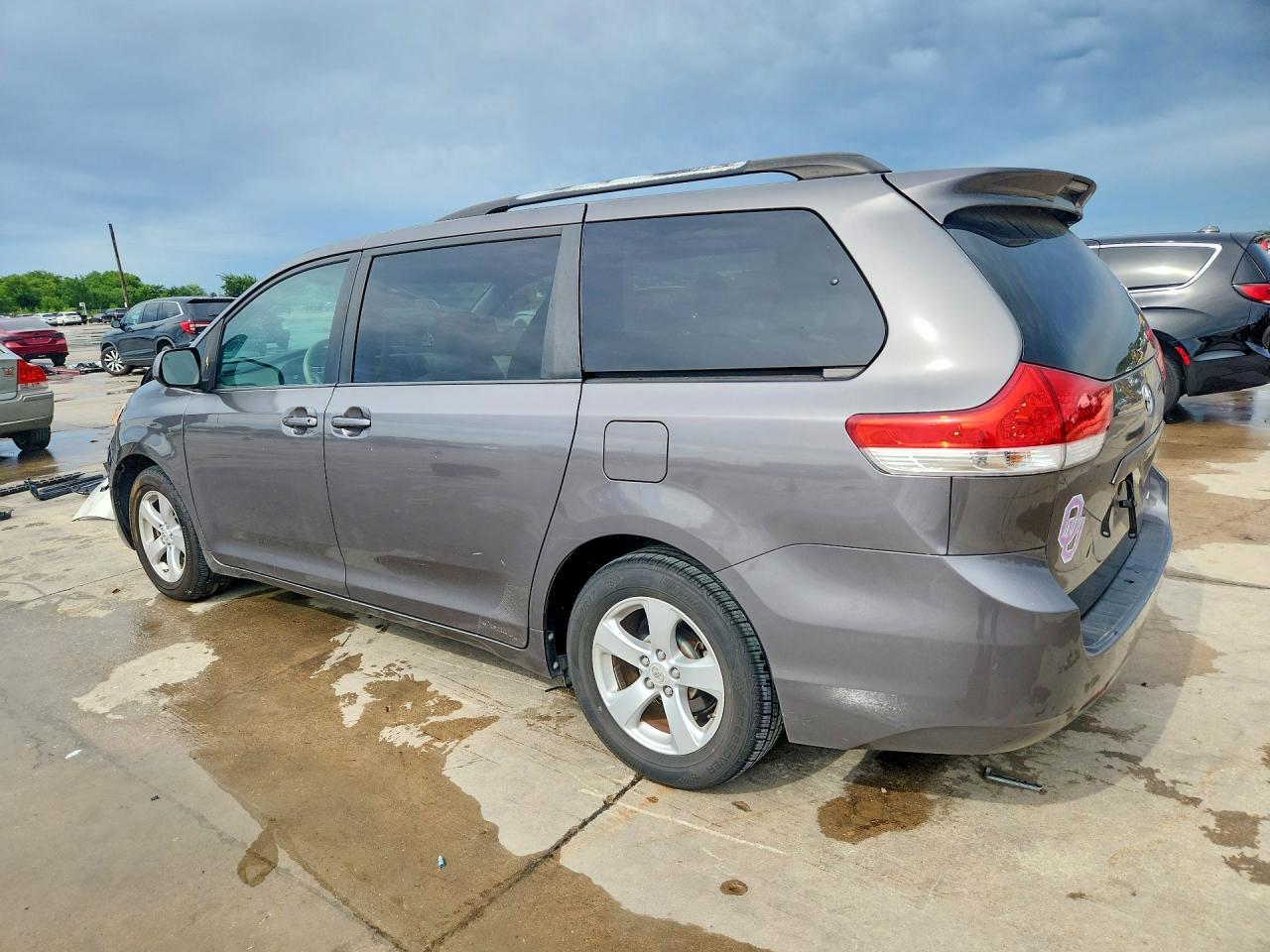 2011 TOYOTA SIENNA