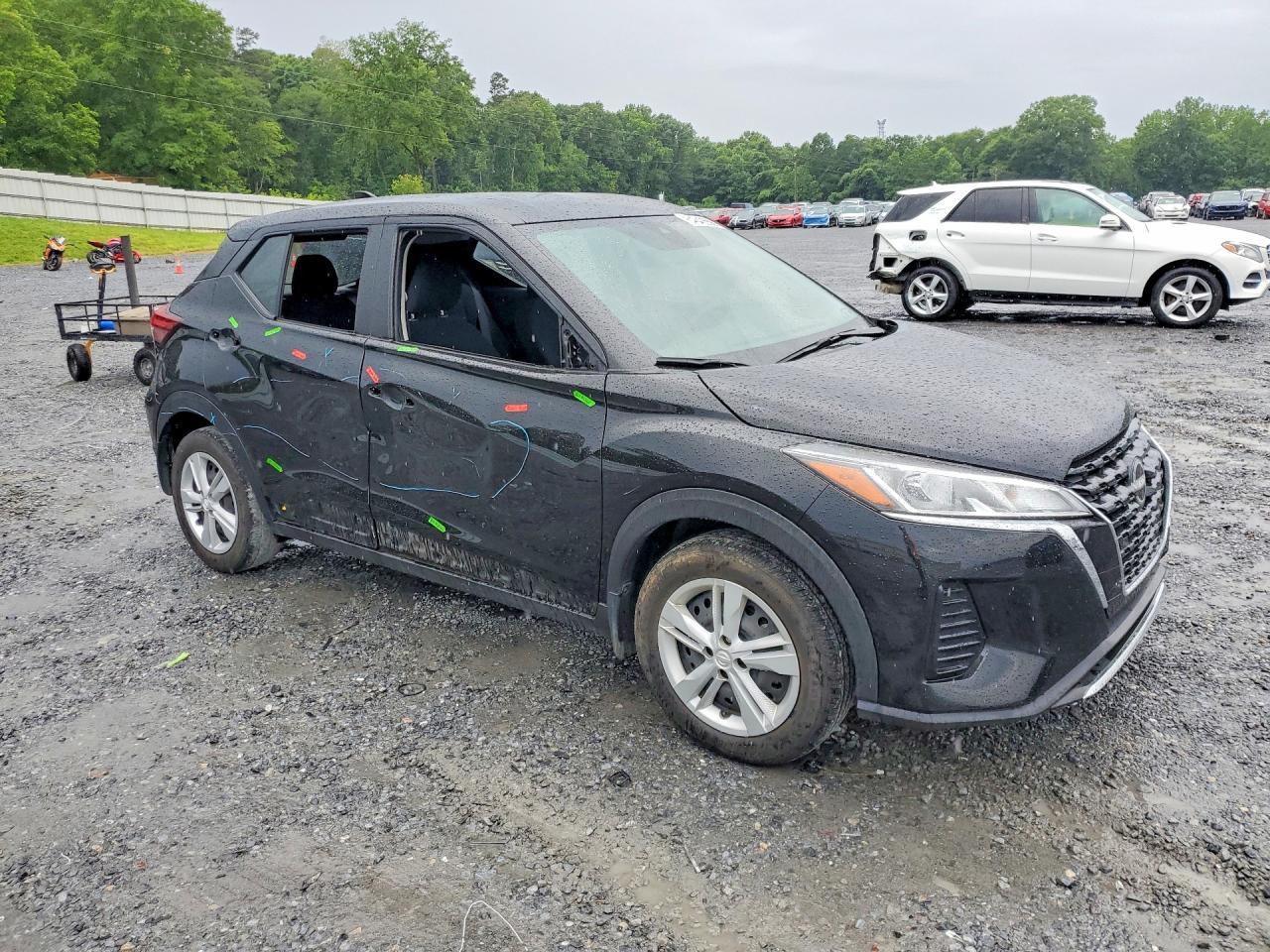 2024 NISSAN KICKS