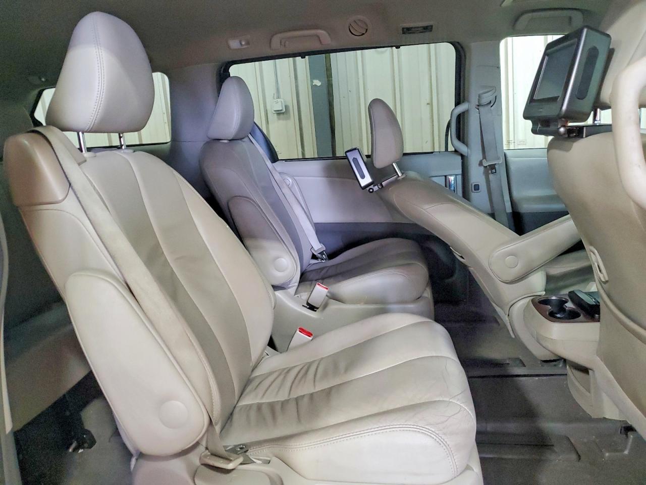 2013 TOYOTA SIENNA