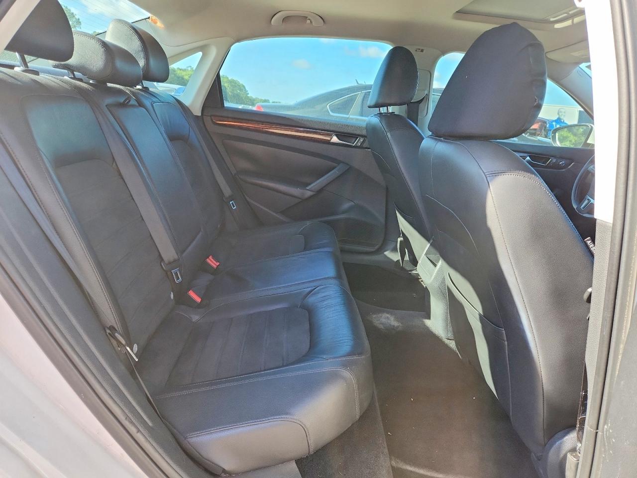 2012 VOLKSWAGEN Passat