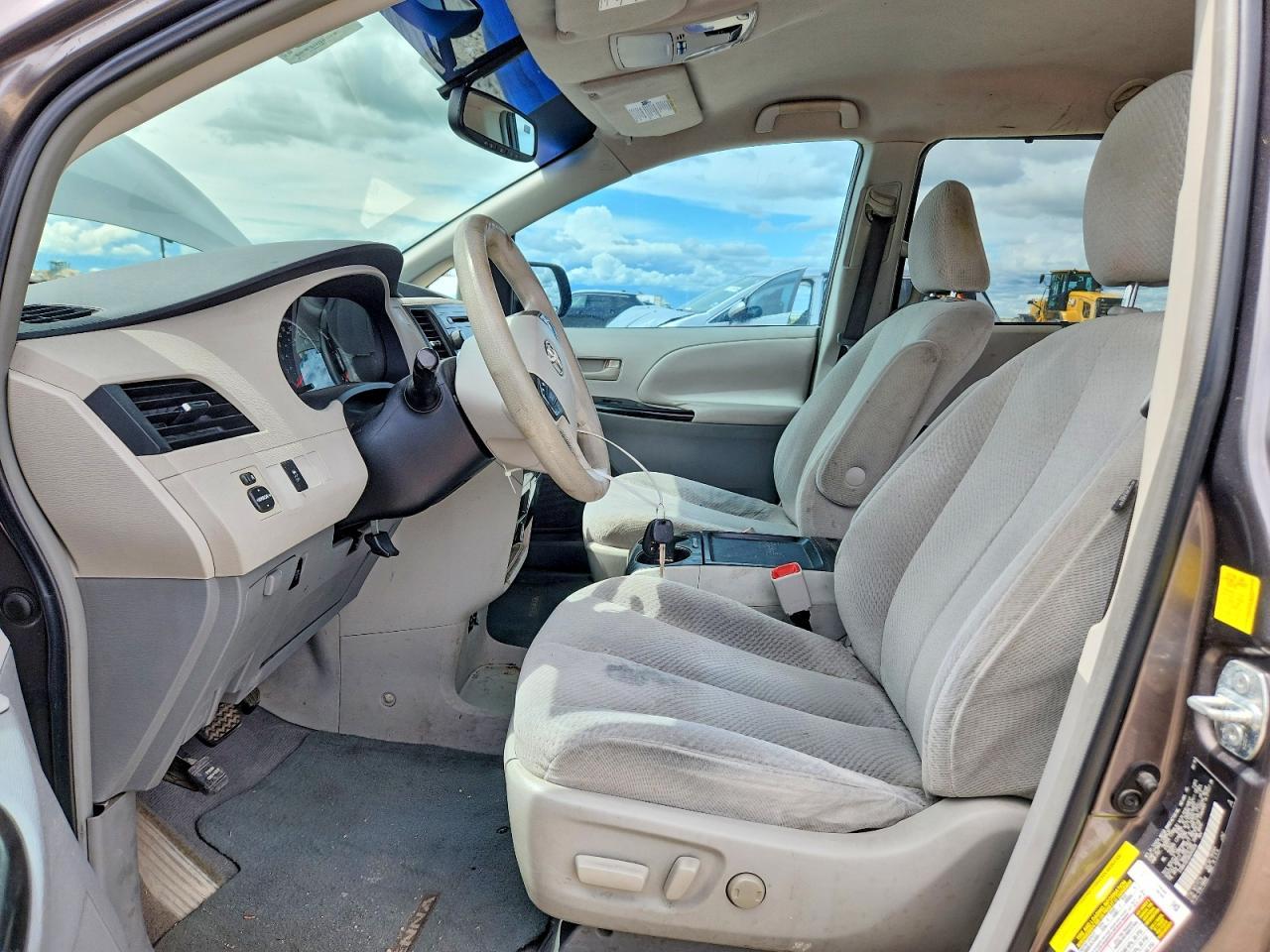 2011 TOYOTA SIENNA