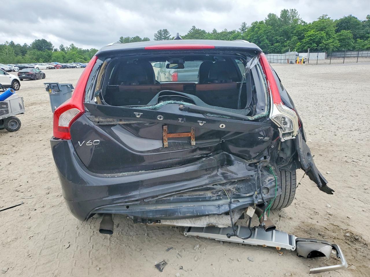 2015 VOLVO V60