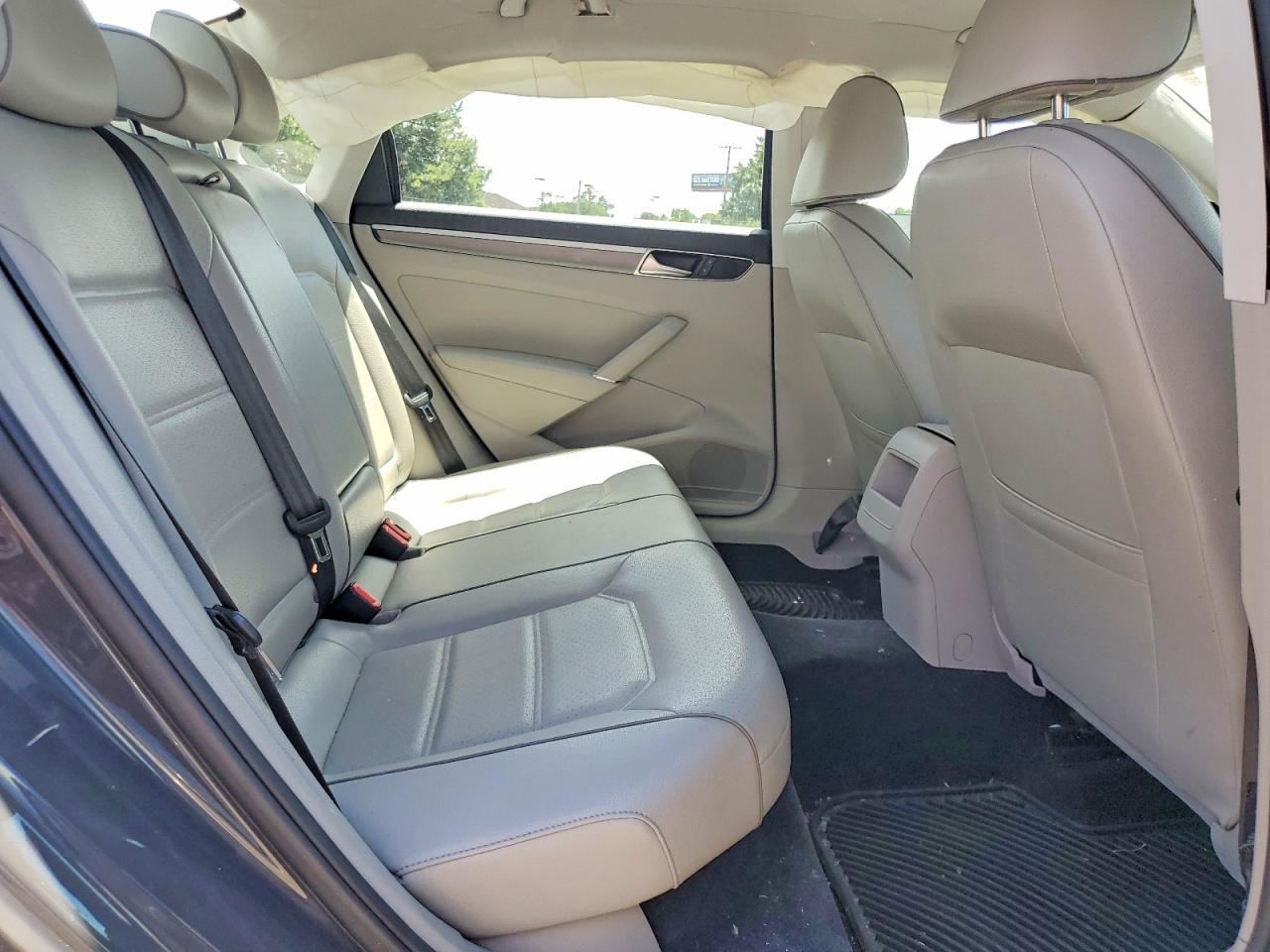 2017 VOLKSWAGEN Passat
