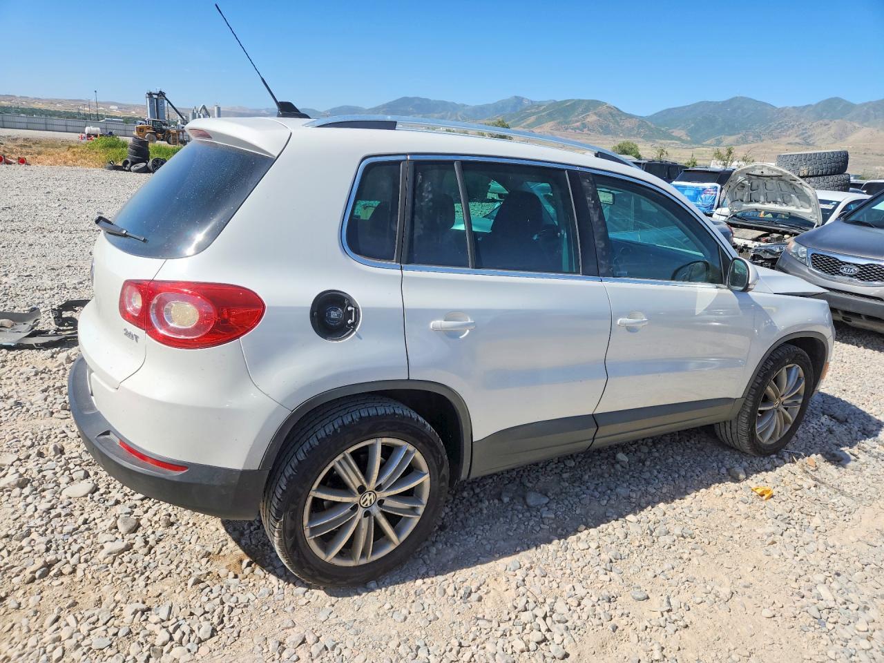 2011 VOLKSWAGEN TIGUAN