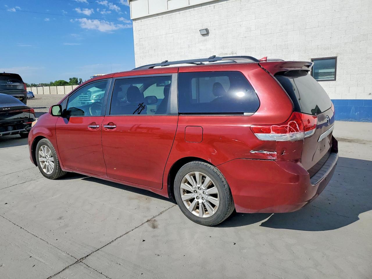 2011 TOYOTA SIENNA