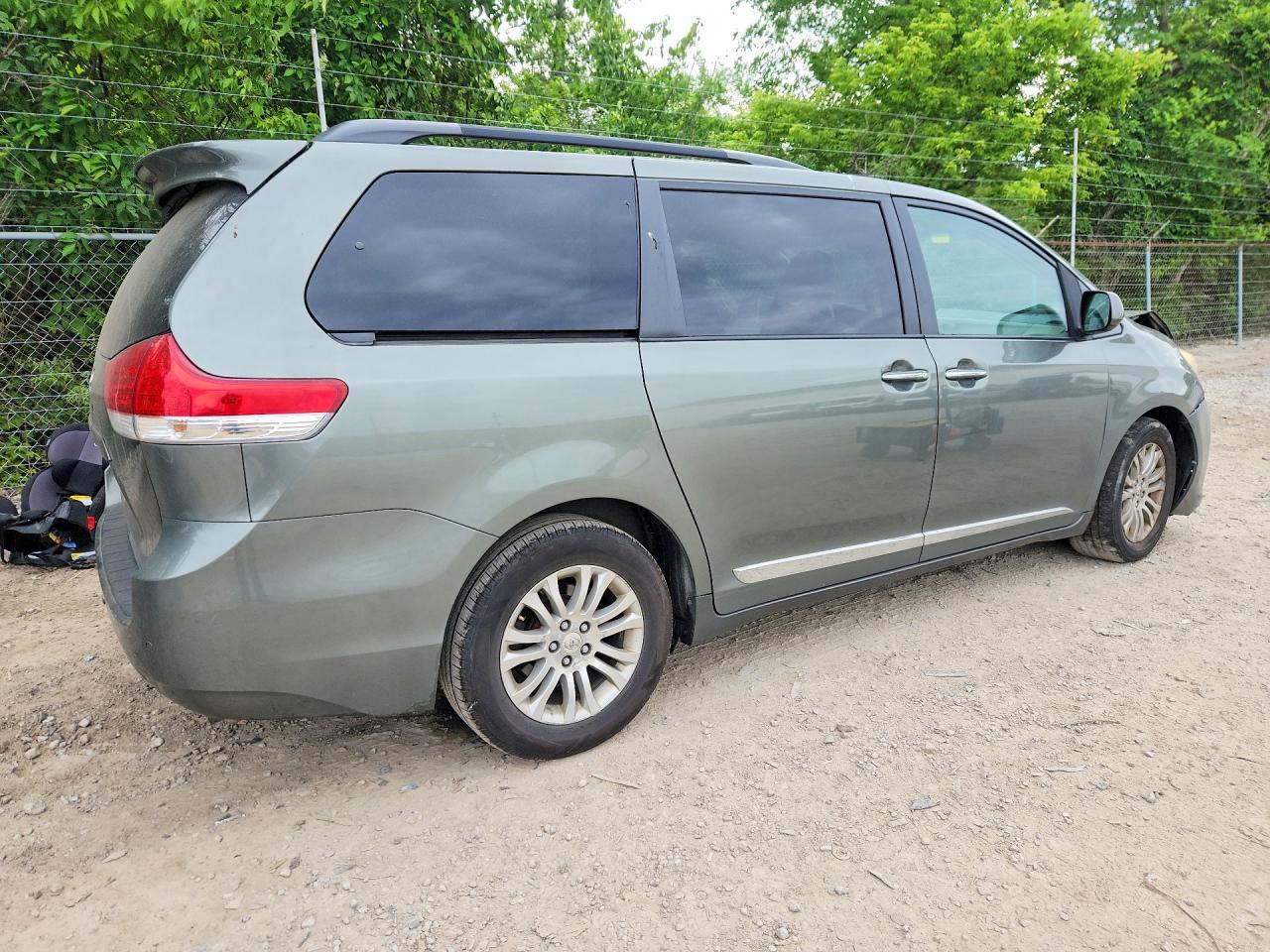 2011 TOYOTA SIENNA