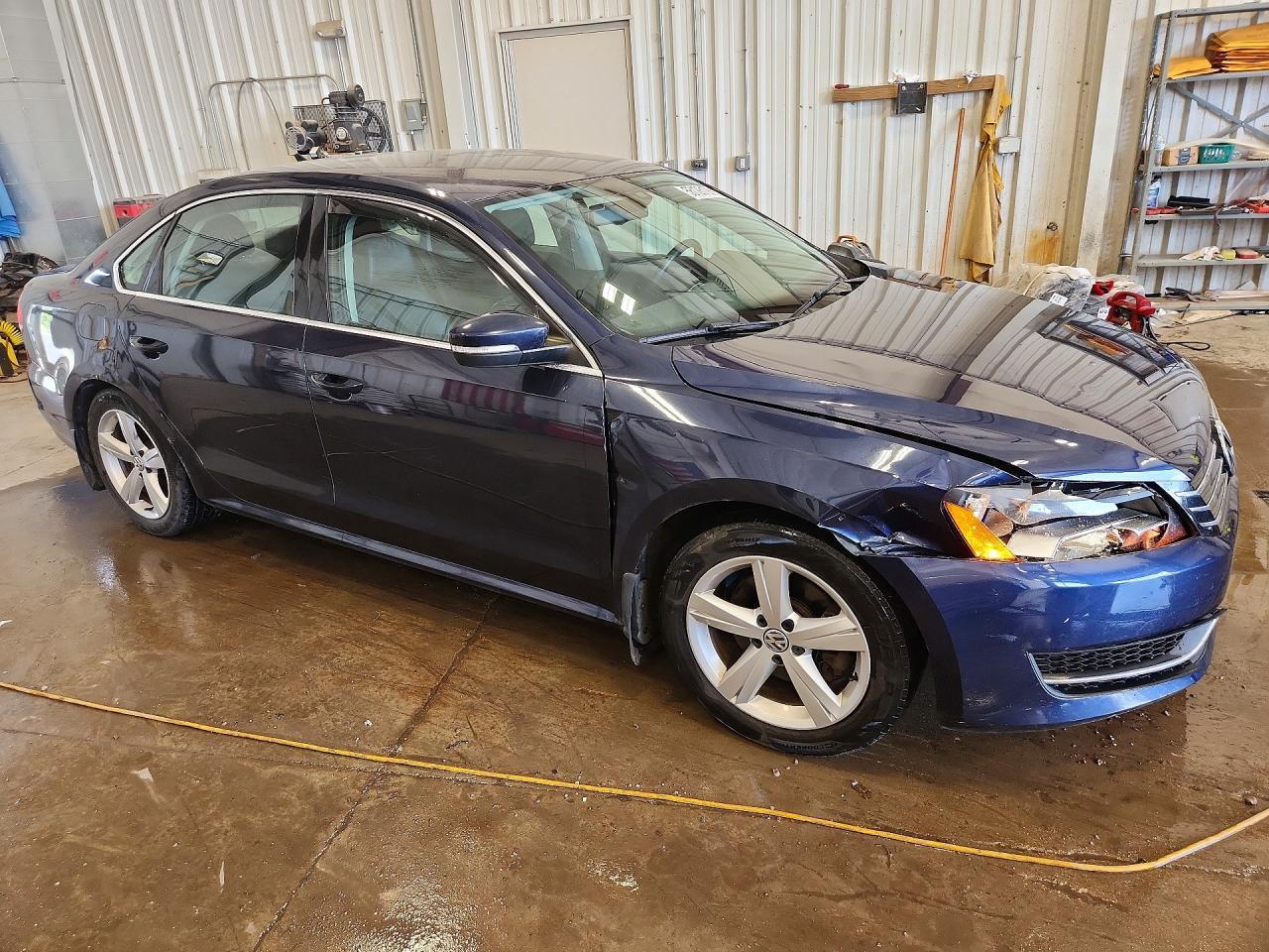 2013 VOLKSWAGEN Passat