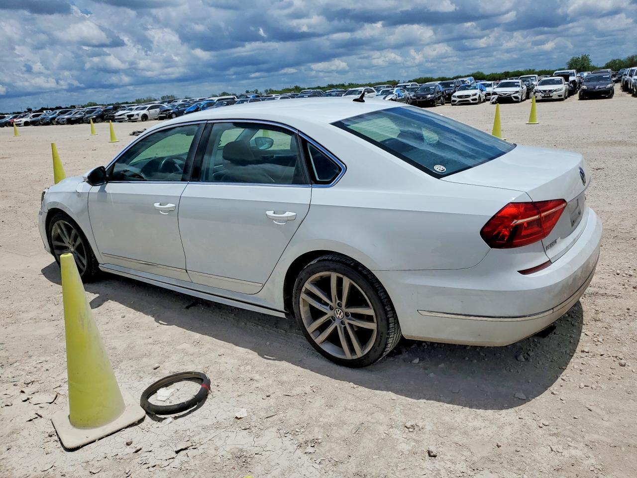 2016 VOLKSWAGEN Passat