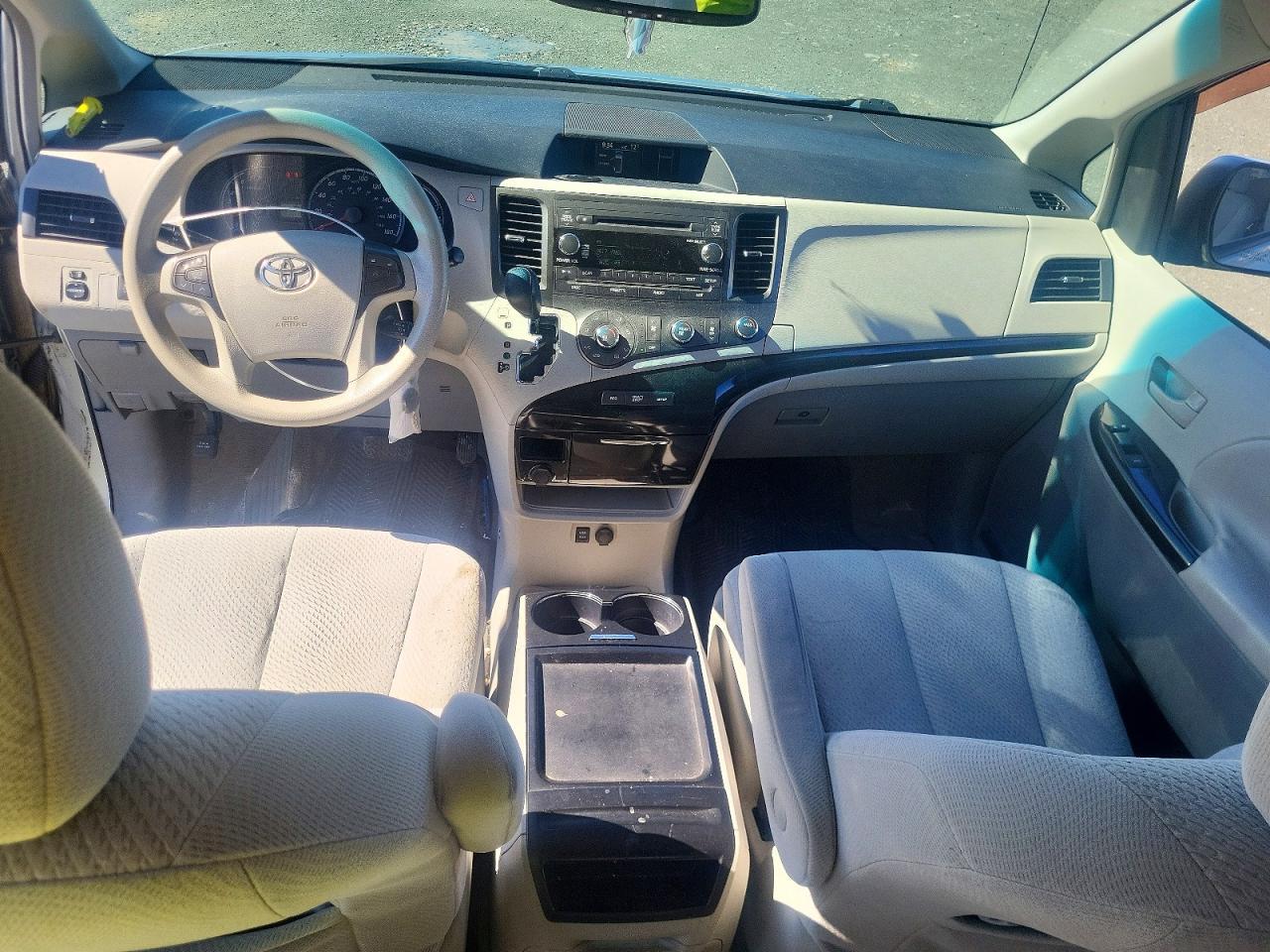 2011 TOYOTA SIENNA