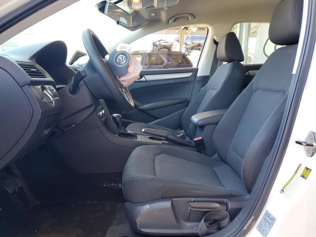 2012 VOLKSWAGEN Passat