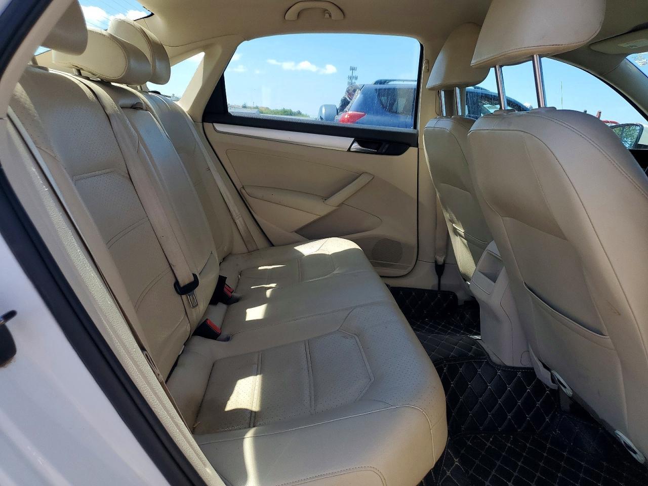 2012 VOLKSWAGEN Passat