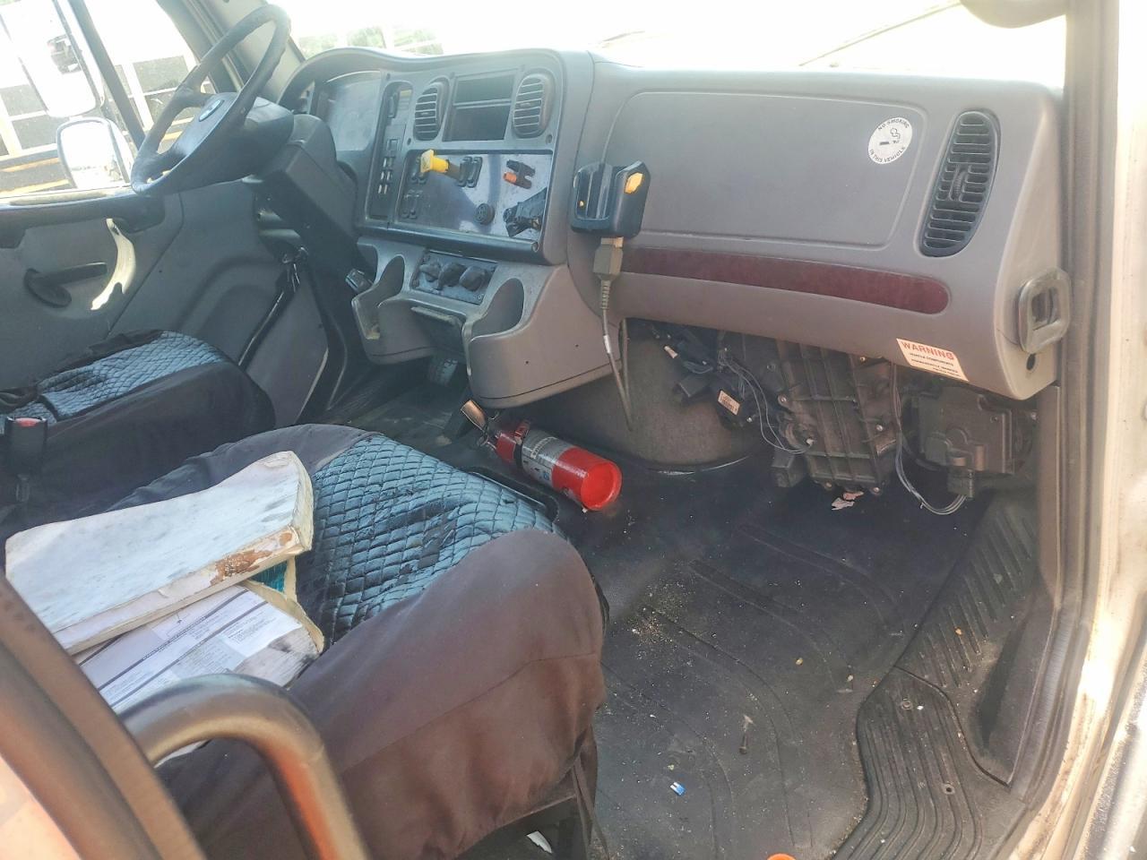 2010 FREIGHTLINER M2 106