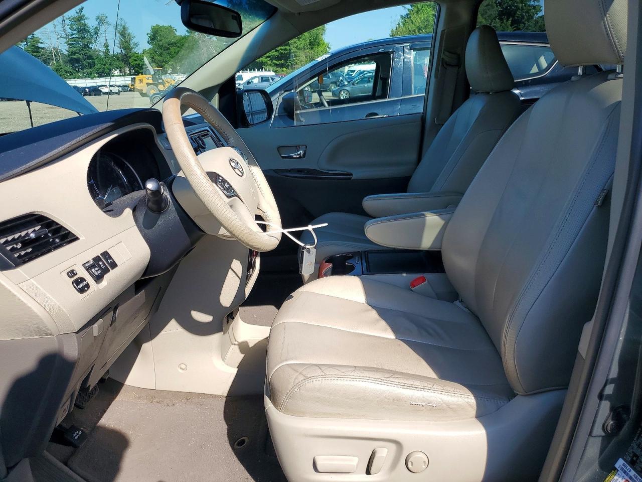 2013 TOYOTA SIENNA