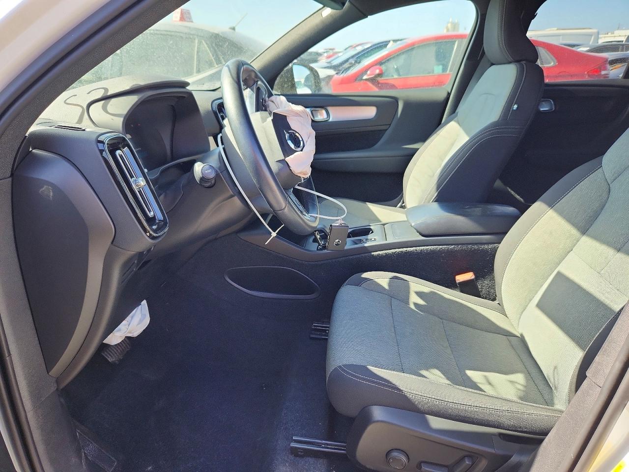2024 VOLVO XC40
