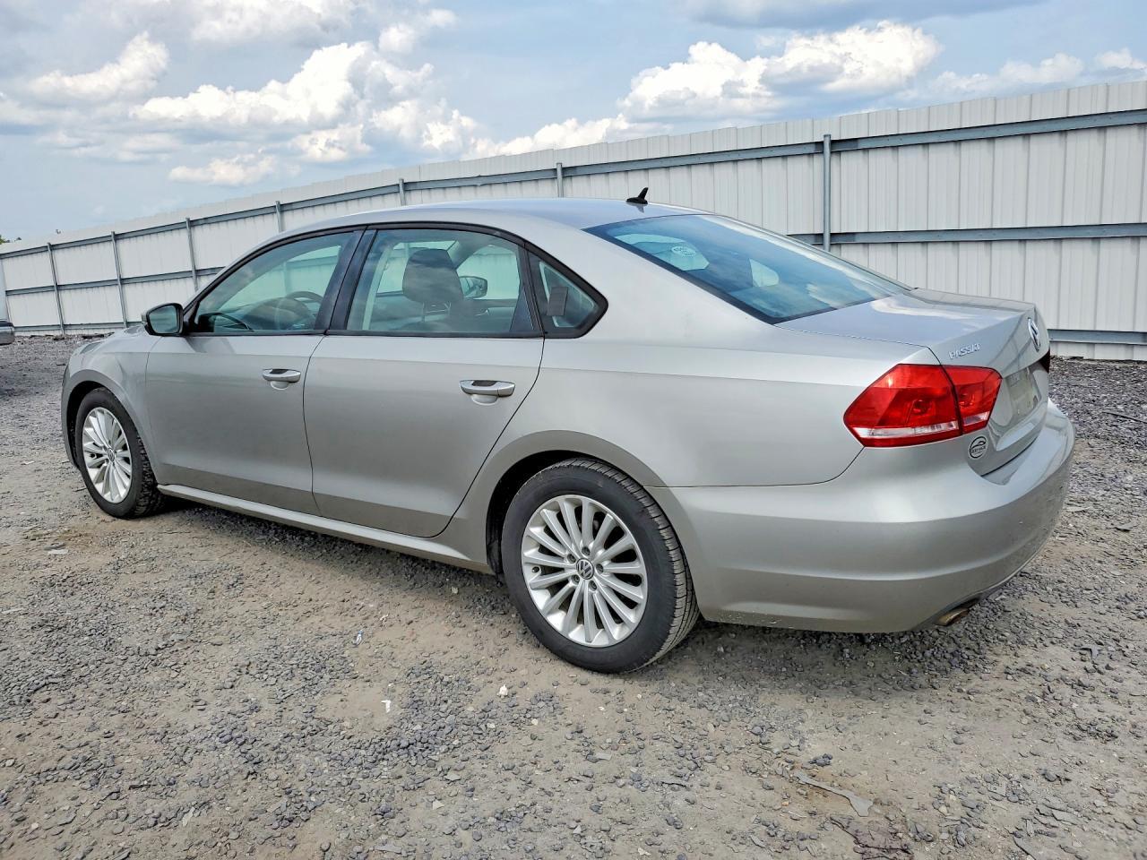 2014 VOLKSWAGEN Passat