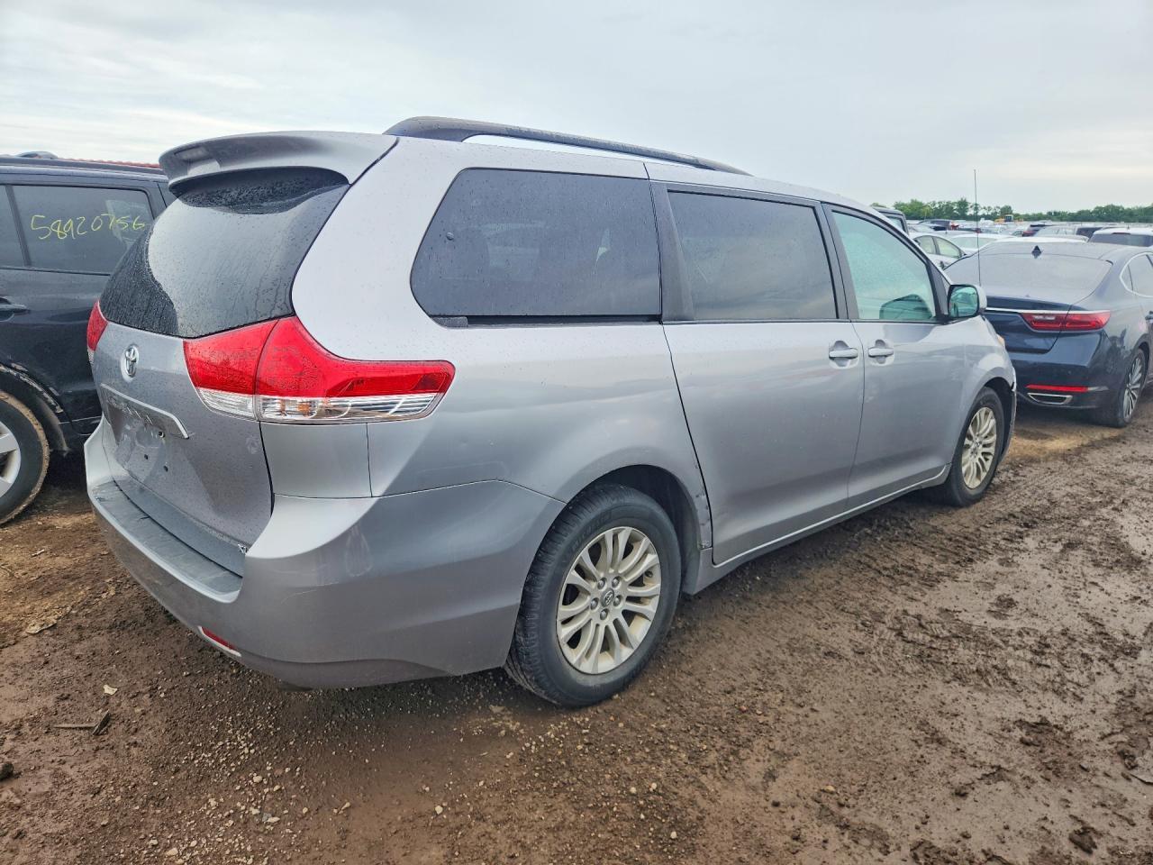 2012 TOYOTA SIENNA