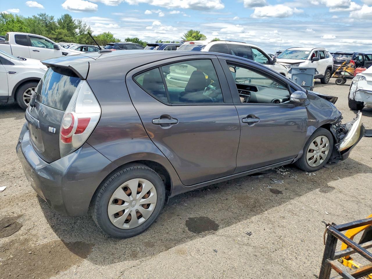 2013 TOYOTA Prius c