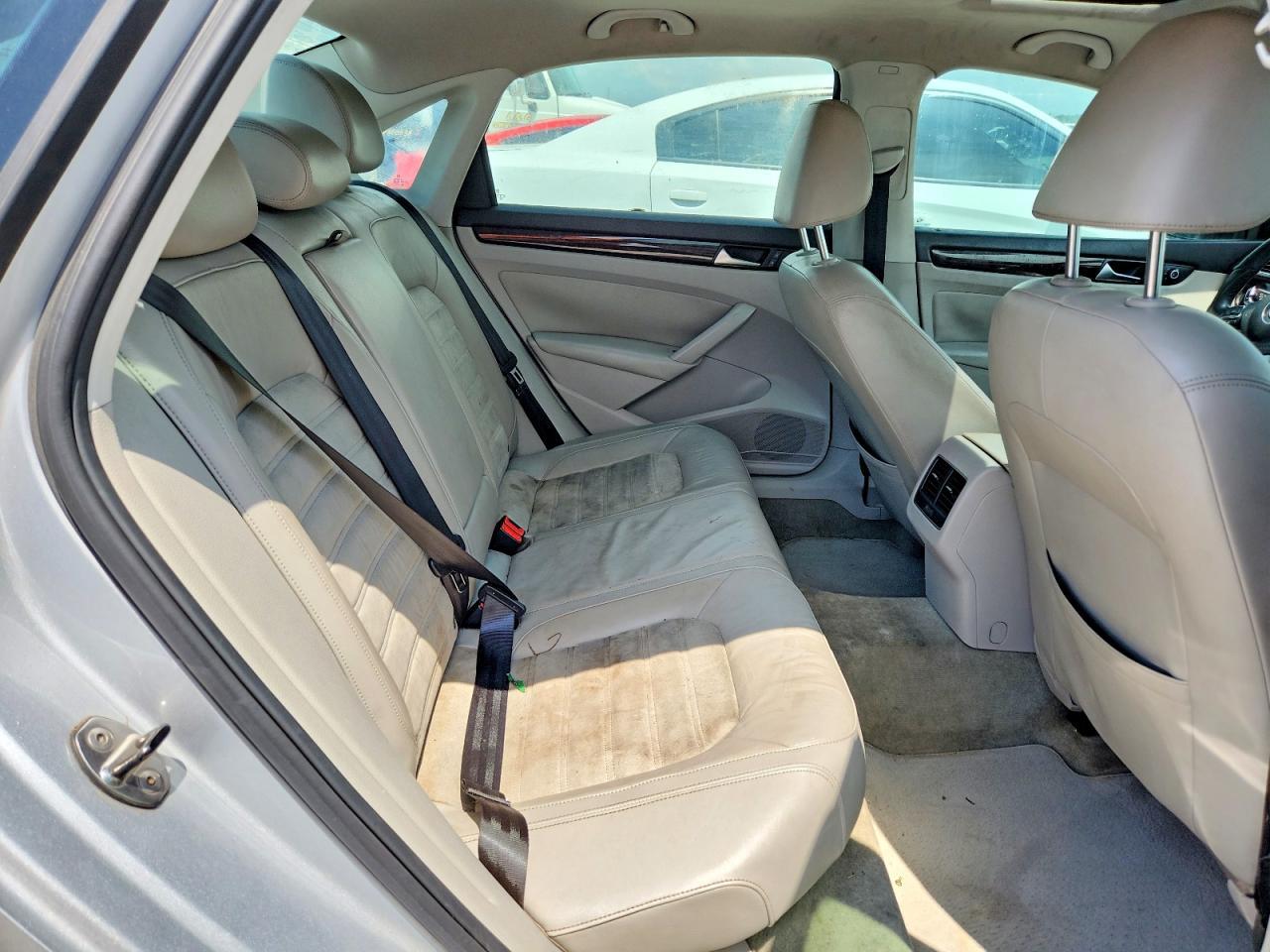 2014 VOLKSWAGEN Passat