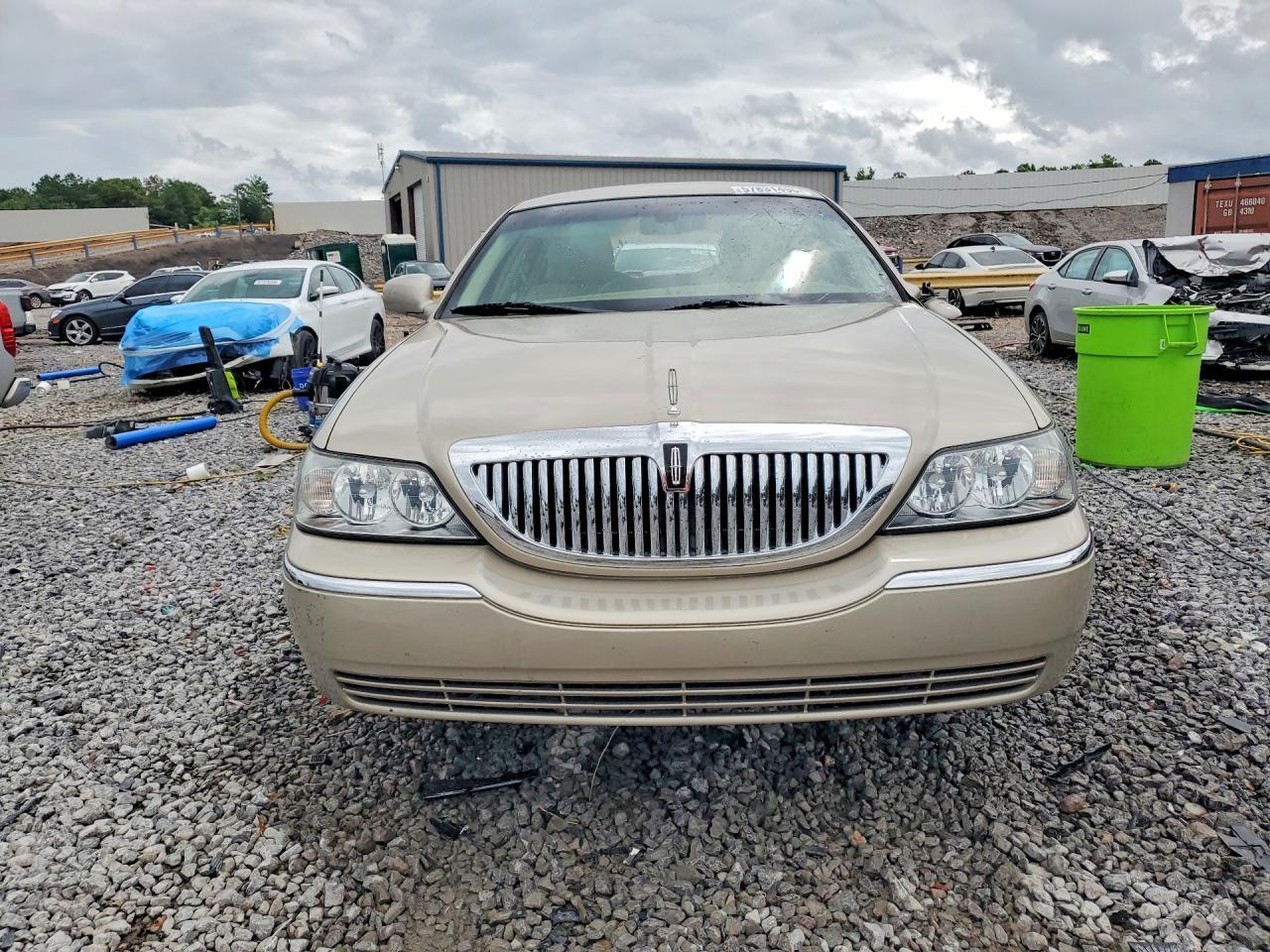 2011 LINCOLN Town Car