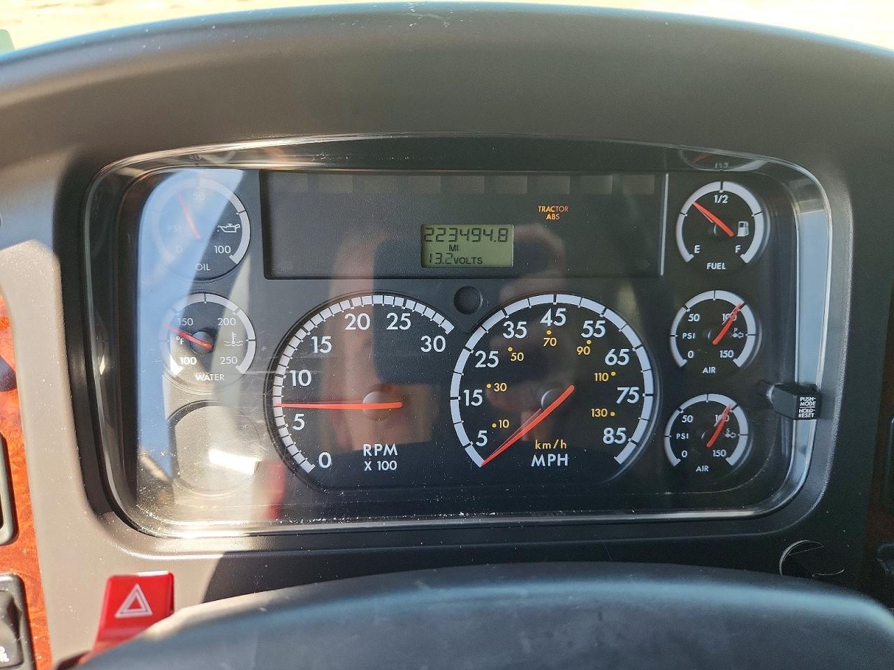 2005 FREIGHTLINER M2 106