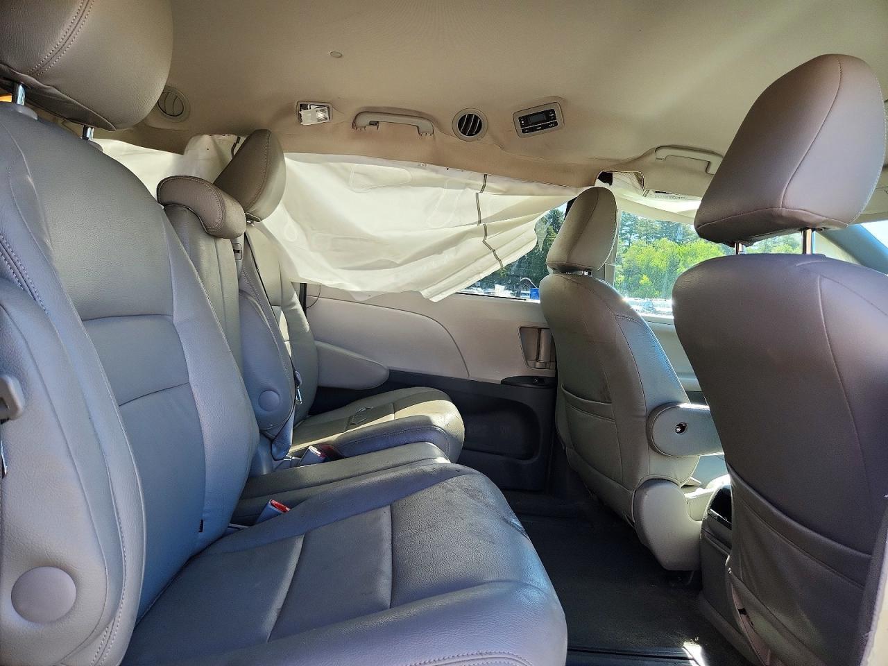 2016 TOYOTA SIENNA