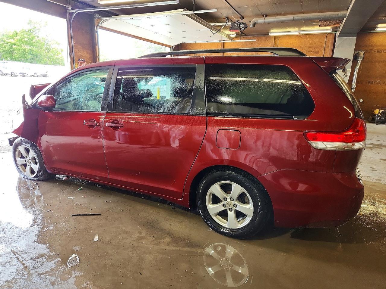 2011 TOYOTA SIENNA