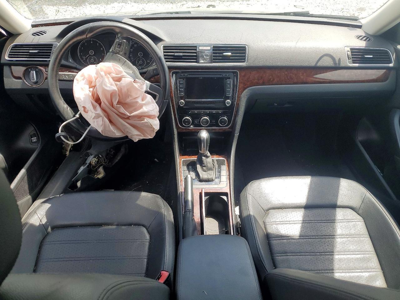 2012 VOLKSWAGEN Passat