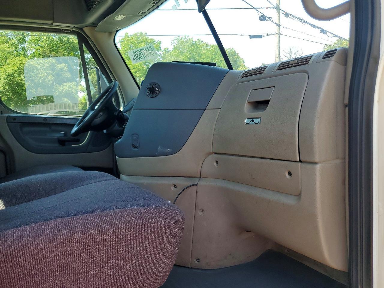 2017 FREIGHTLINER Cascadia 113