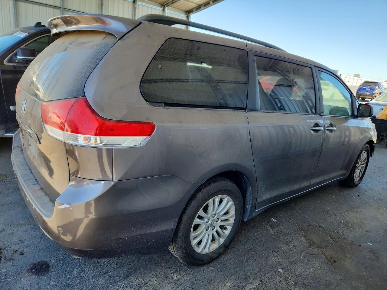 2011 TOYOTA SIENNA