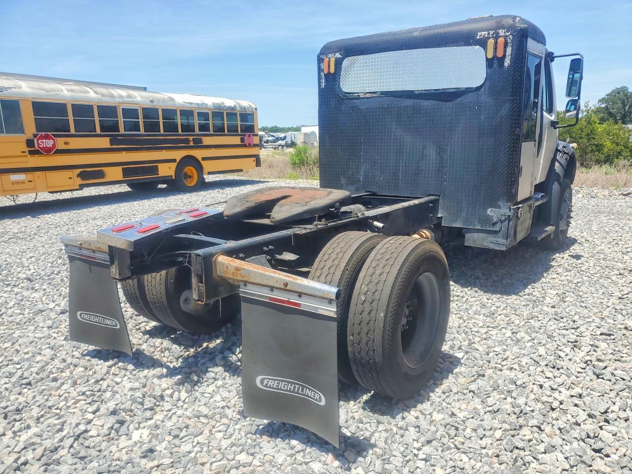 2010 FREIGHTLINER M2 106