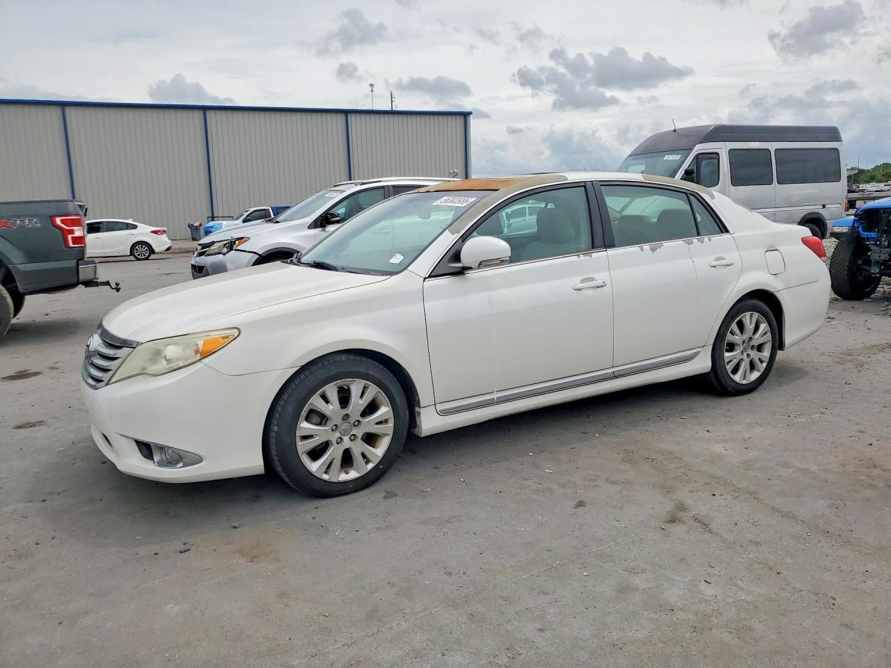 2011 TOYOTA Avalon
