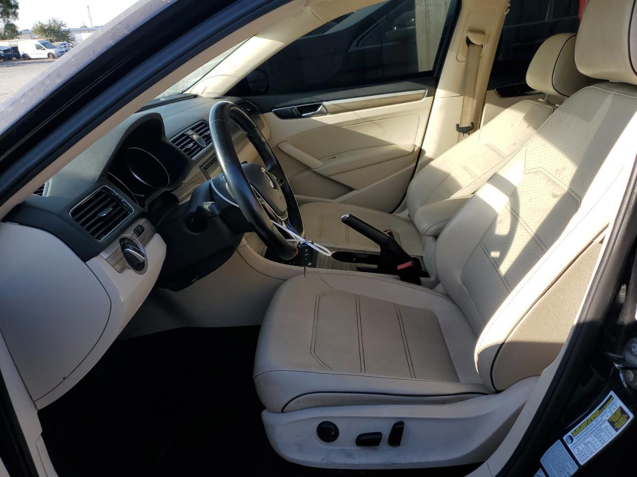 2017 VOLKSWAGEN Passat