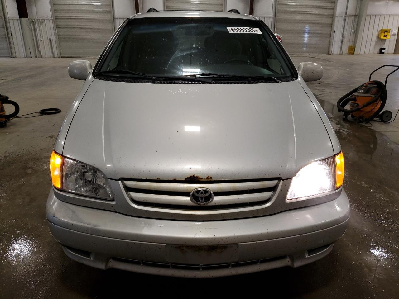 2002 TOYOTA SIENNA