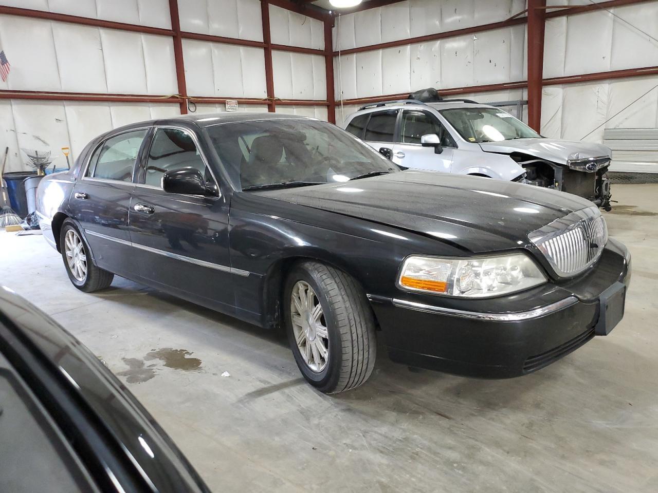 2011 LINCOLN Town Car