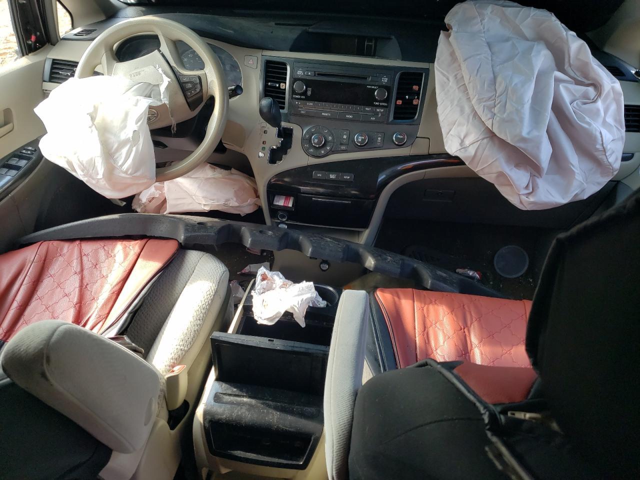 2011 TOYOTA SIENNA