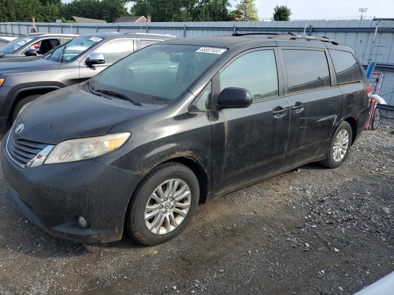 2011 TOYOTA SIENNA